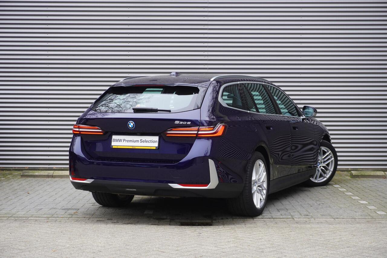 BMW 5-SERIE Touring 530e Comfort Pack | Trekhaak met elektrisch wegklapbare kogel | Driving | Harman-Kardon sound system | Achteruitrijcamera | Comfortstoelen voor