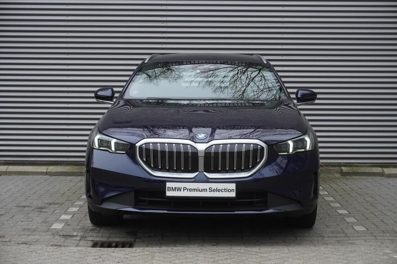BMW 5-SERIE Touring 530e Comfort Pack | Trekhaak met elektrisch wegklapbare kogel | Driving | Harman-Kardon sound system | Achteruitrijcamera | Comfortstoelen voor