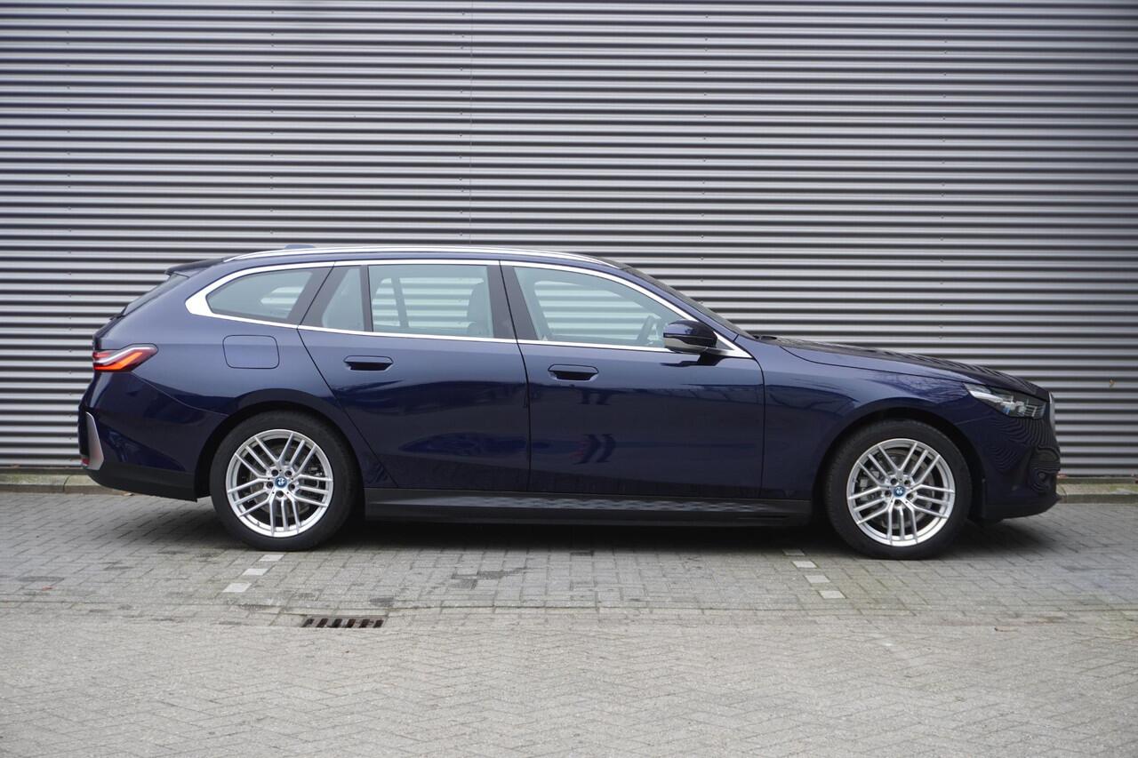 BMW 5-SERIE Touring 530e Comfort Pack | Trekhaak met elektrisch wegklapbare kogel | Driving | Harman-Kardon sound system | Achteruitrijcamera | Comfortstoelen voor