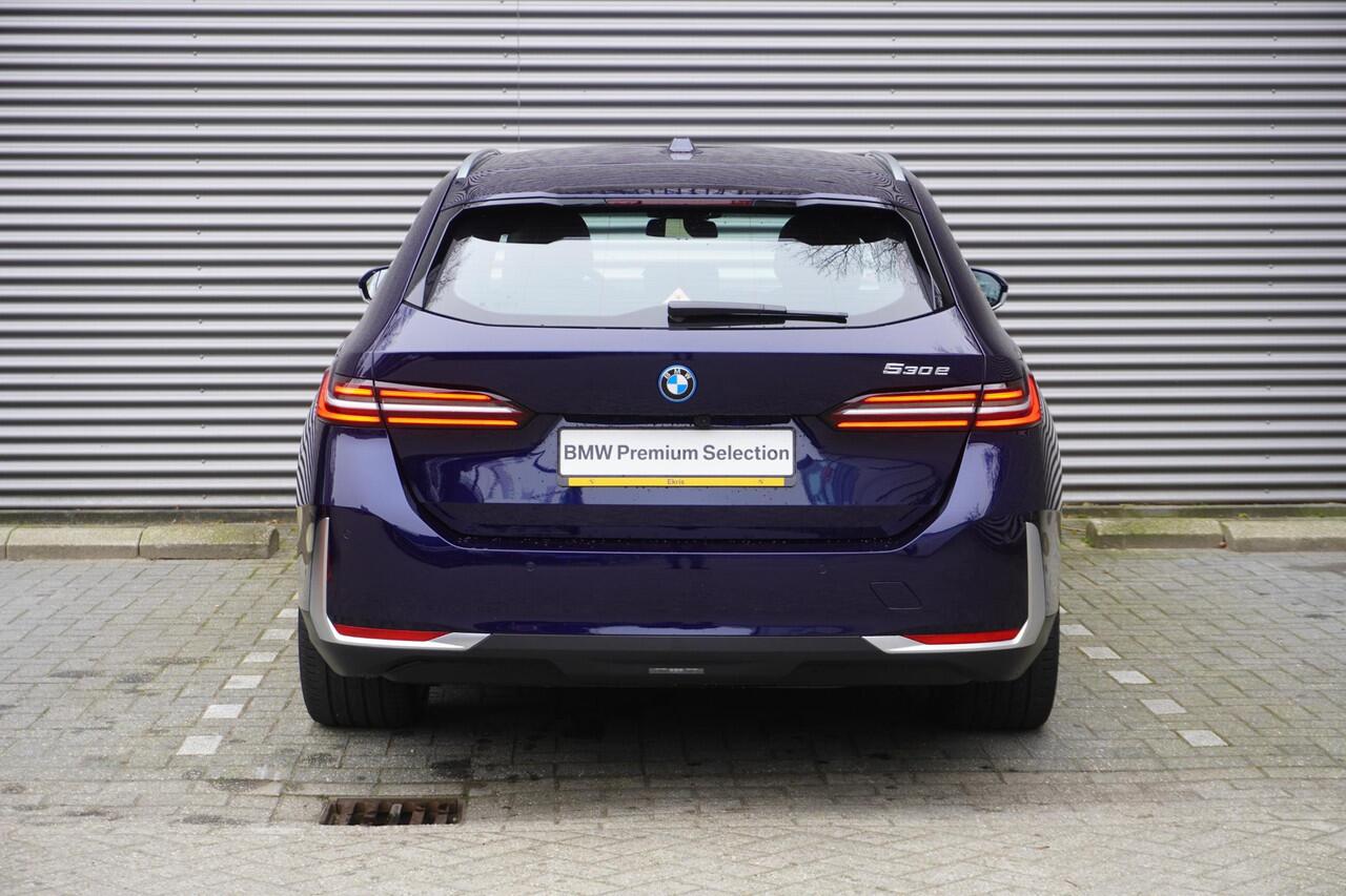 BMW 5-SERIE Touring 530e Comfort Pack | Trekhaak met elektrisch wegklapbare kogel | Driving | Harman-Kardon sound system | Achteruitrijcamera | Comfortstoelen voor