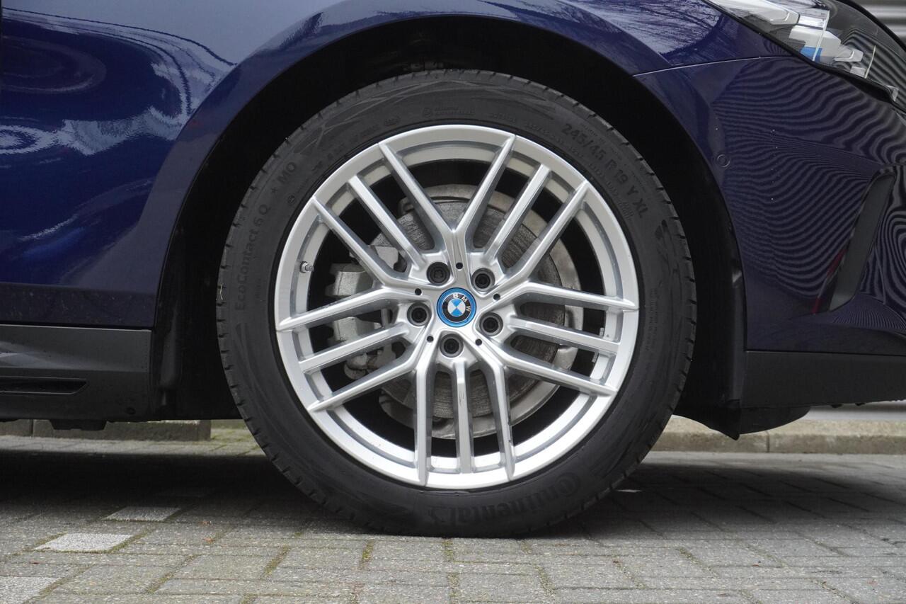 BMW 5-SERIE Touring 530e Comfort Pack | Trekhaak met elektrisch wegklapbare kogel | Driving | Harman-Kardon sound system | Achteruitrijcamera | Comfortstoelen voor