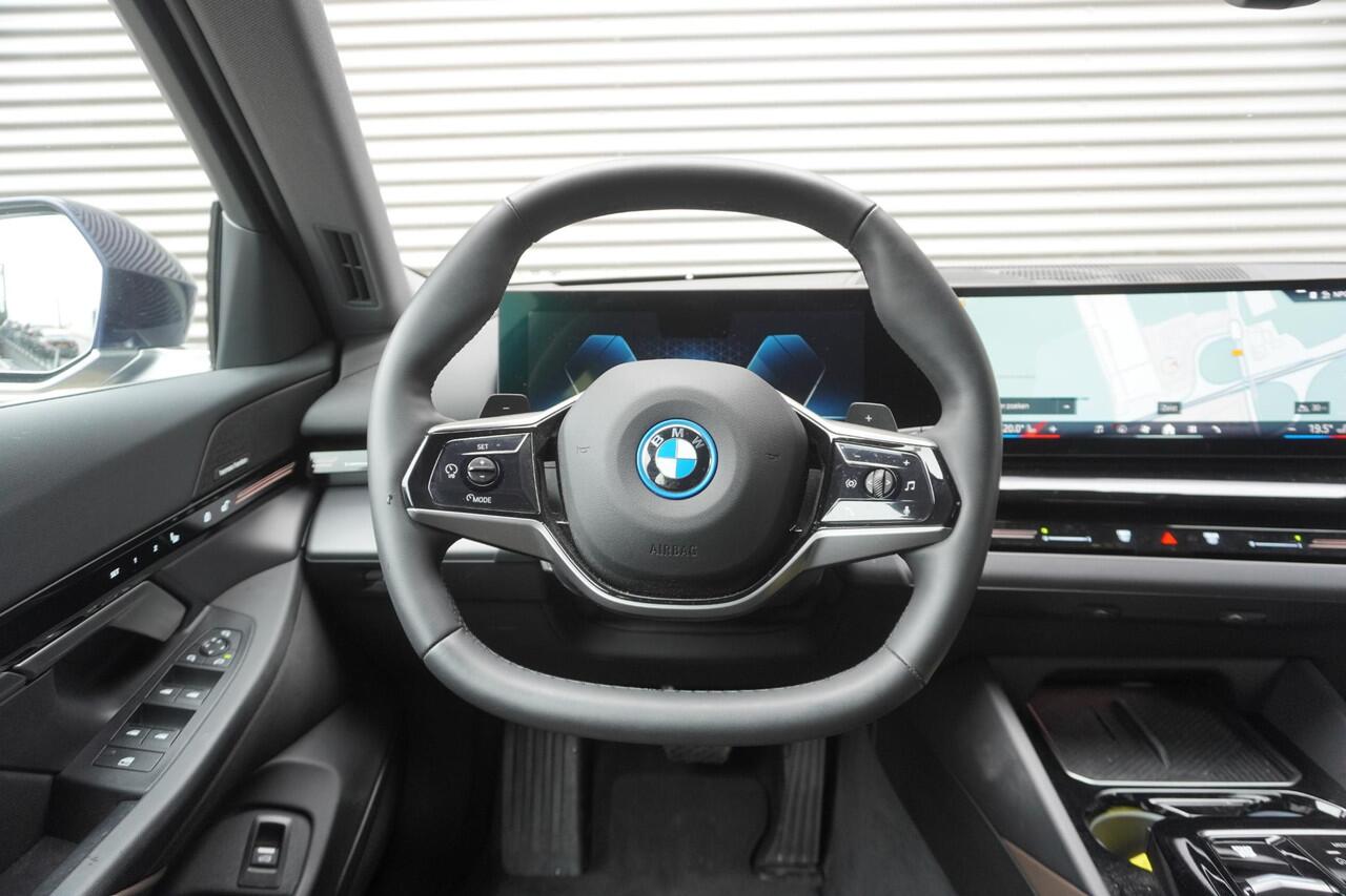 BMW 5-SERIE Touring 530e Comfort Pack | Trekhaak met elektrisch wegklapbare kogel | Driving | Harman-Kardon sound system | Achteruitrijcamera | Comfortstoelen voor