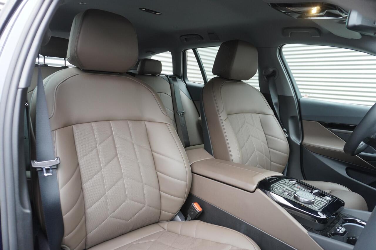BMW 5-SERIE Touring 530e Comfort Pack | Trekhaak met elektrisch wegklapbare kogel | Driving | Harman-Kardon sound system | Achteruitrijcamera | Comfortstoelen voor