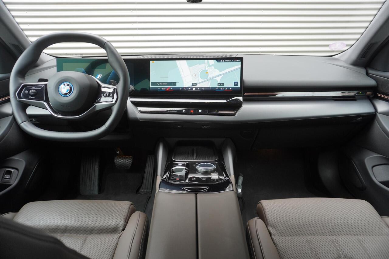 BMW 5-SERIE Touring 530e Comfort Pack | Trekhaak met elektrisch wegklapbare kogel | Driving | Harman-Kardon sound system | Achteruitrijcamera | Comfortstoelen voor