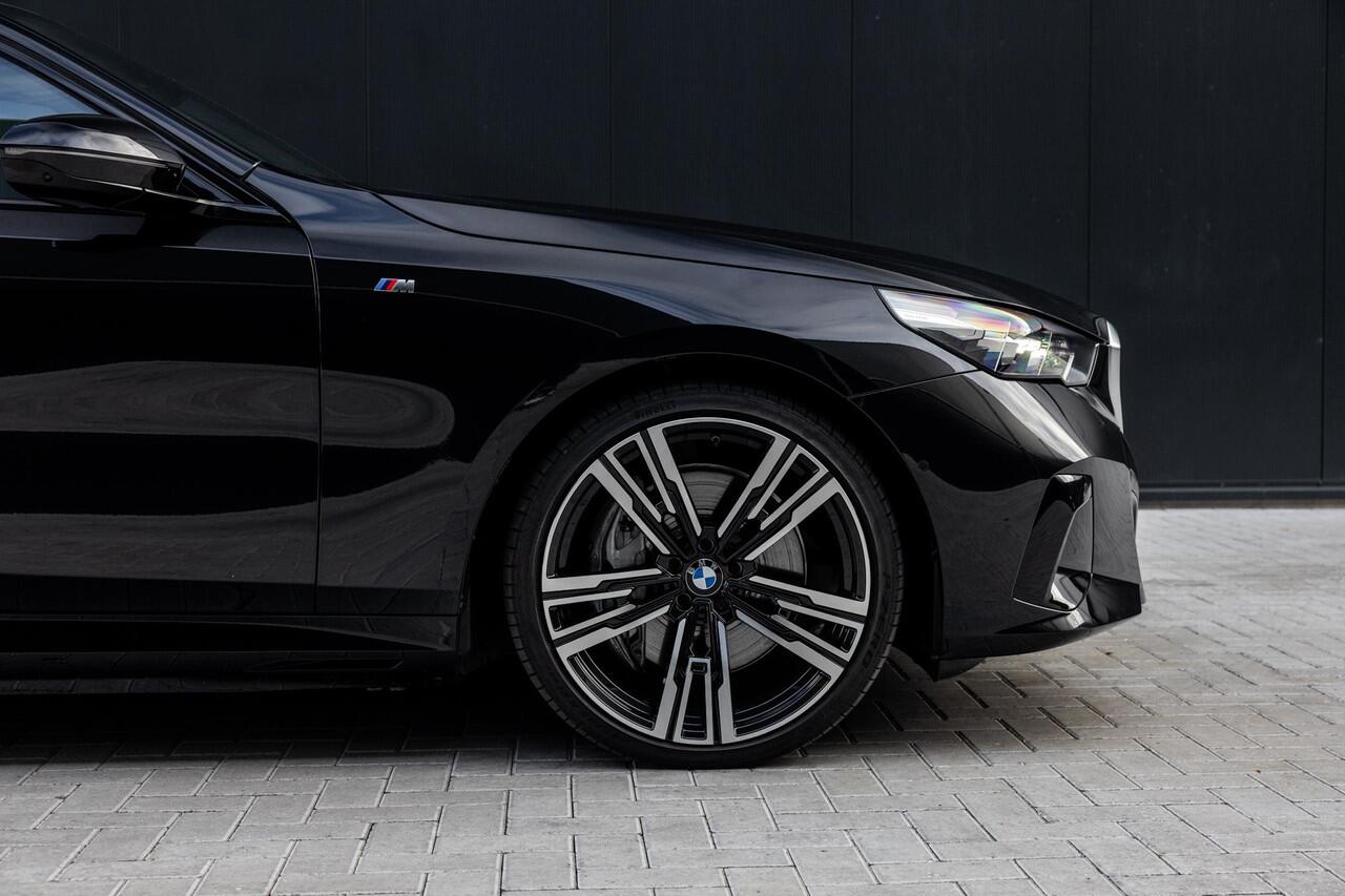 BMW 5-SERIE 550e xDrive | SOH 95,6% | M-Sport | Comfortstoelen met Geheugen | Adaptief Onderstel | Comfort Pakket | Panoramadak | Driving Assistant Professional | Shadow Line | Adaptieve LED Verlichting | DAB | Bowers & Wilkins |