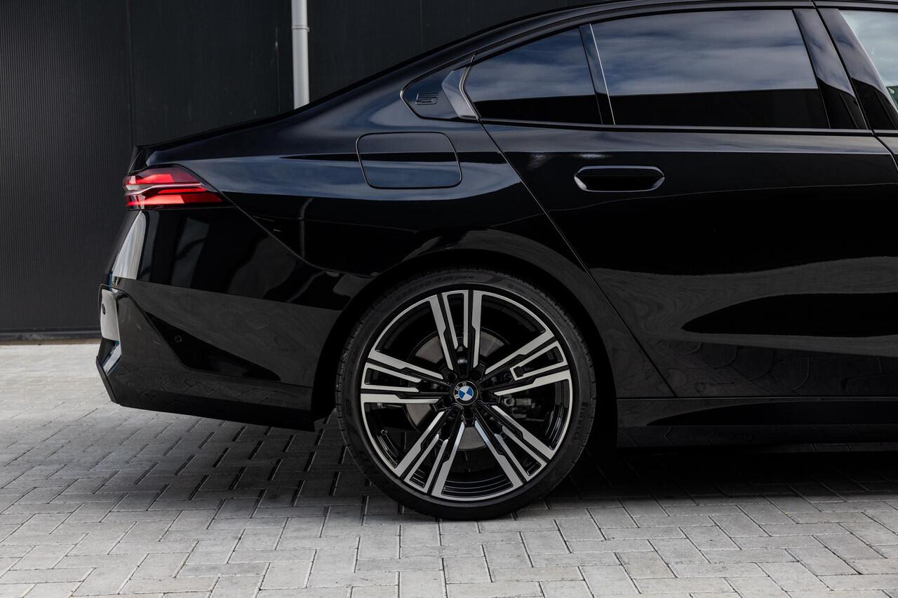 BMW 5-SERIE 550e xDrive | SOH 95,6% | M-Sport | Comfortstoelen met Geheugen | Adaptief Onderstel | Comfort Pakket | Panoramadak | Driving Assistant Professional | Shadow Line | Adaptieve LED Verlichting | DAB | Bowers & Wilkins |