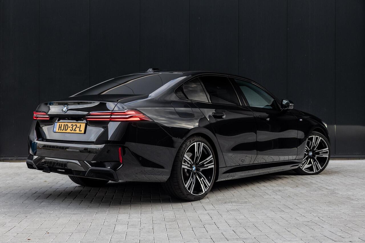 BMW 5-SERIE 550e xDrive | SOH 95,6% | M-Sport | Comfortstoelen met Geheugen | Adaptief Onderstel | Comfort Pakket | Panoramadak | Driving Assistant Professional | Shadow Line | Adaptieve LED Verlichting | DAB | Bowers & Wilkins |