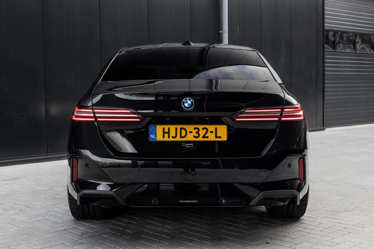 BMW 5-SERIE 550e xDrive | SOH 95,6% | M-Sport | Comfortstoelen met Geheugen | Adaptief Onderstel | Comfort Pakket | Panoramadak | Driving Assistant Professional | Shadow Line | Adaptieve LED Verlichting | DAB | Bowers & Wilkins |