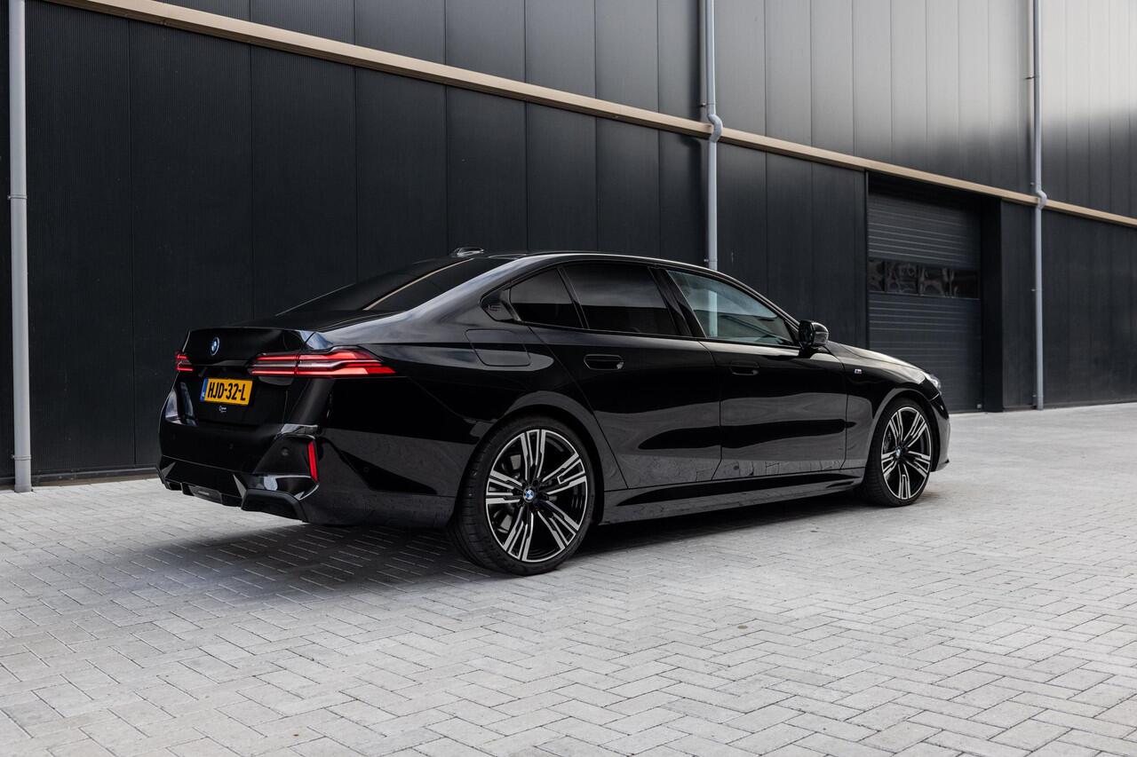 BMW 5-SERIE 550e xDrive | SOH 95,6% | M-Sport | Comfortstoelen met Geheugen | Adaptief Onderstel | Comfort Pakket | Panoramadak | Driving Assistant Professional | Shadow Line | Adaptieve LED Verlichting | DAB | Bowers & Wilkins |
