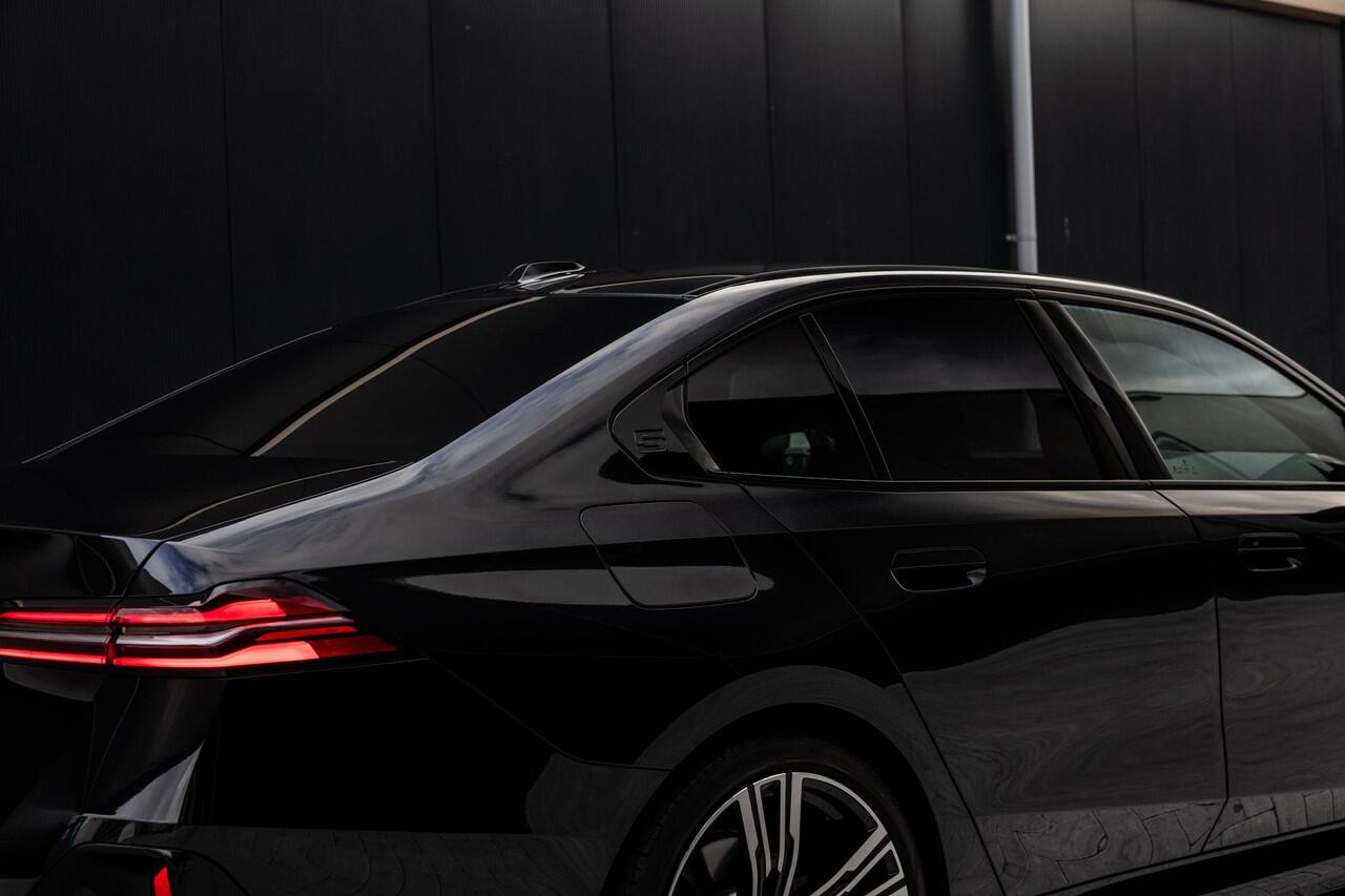 BMW 5-SERIE 550e xDrive | SOH 95,6% | M-Sport | Comfortstoelen met Geheugen | Adaptief Onderstel | Comfort Pakket | Panoramadak | Driving Assistant Professional | Shadow Line | Adaptieve LED Verlichting | DAB | Bowers & Wilkins |