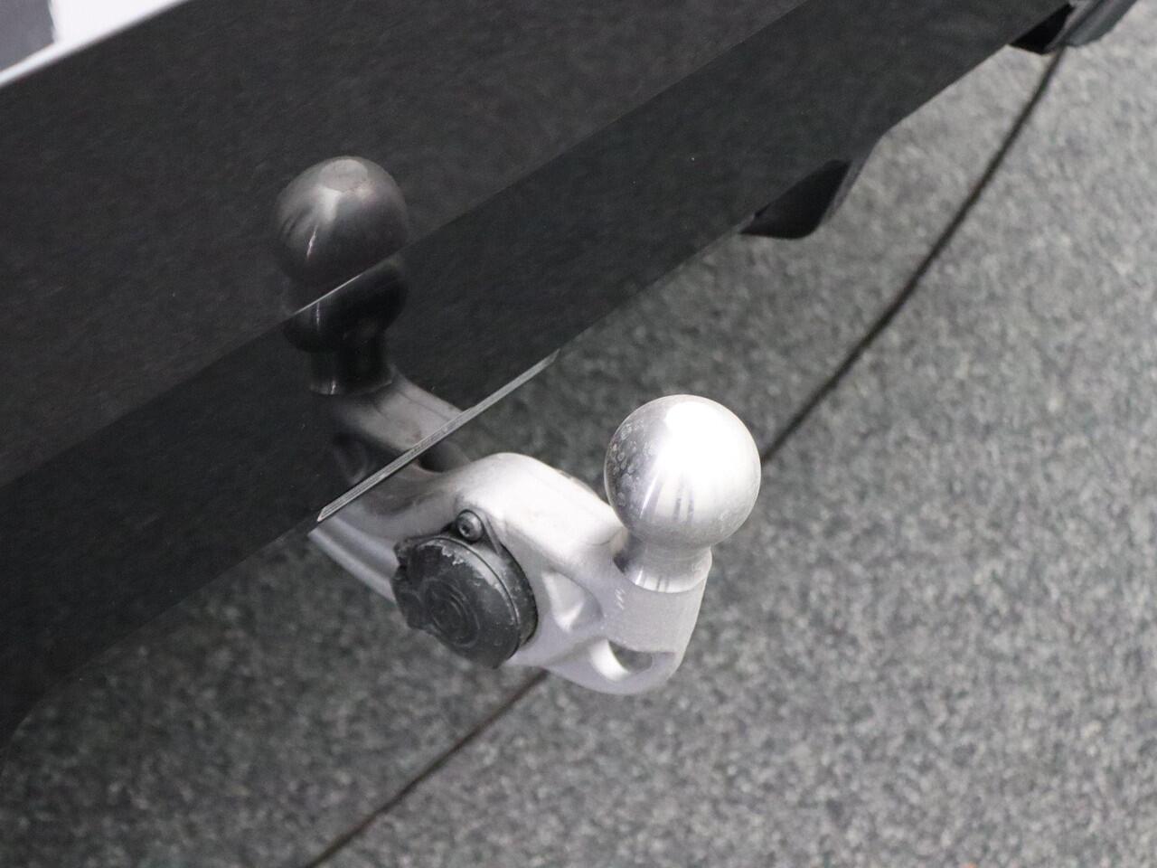 BMW 5-SERIE Touring 550e xDrive M Sportpakket | Innovation Pack | Travel Pack | Comfort Pack | Trekhaak | Panoramadak | Driving Assistant Professional | Harman-Kardon | 20''