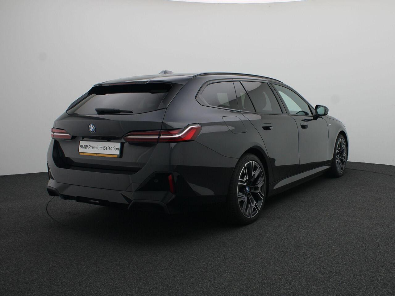 BMW 5-SERIE Touring 550e xDrive M Sportpakket | Innovation Pack | Travel Pack | Comfort Pack | Trekhaak | Panoramadak | Driving Assistant Professional | Harman-Kardon | 20''