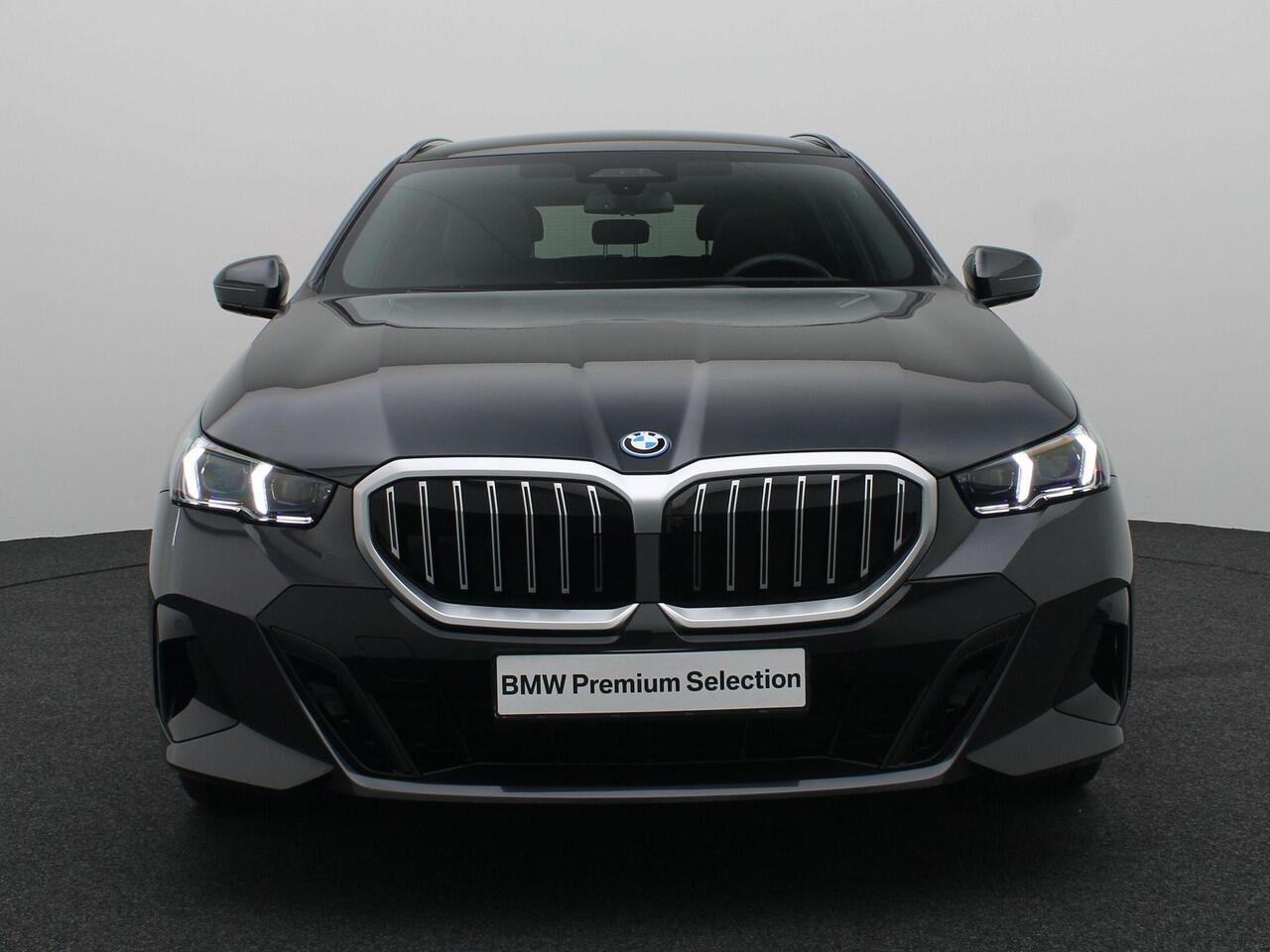BMW 5-SERIE Touring 550e xDrive M Sportpakket | Innovation Pack | Travel Pack | Comfort Pack | Trekhaak | Panoramadak | Driving Assistant Professional | Harman-Kardon | 20''