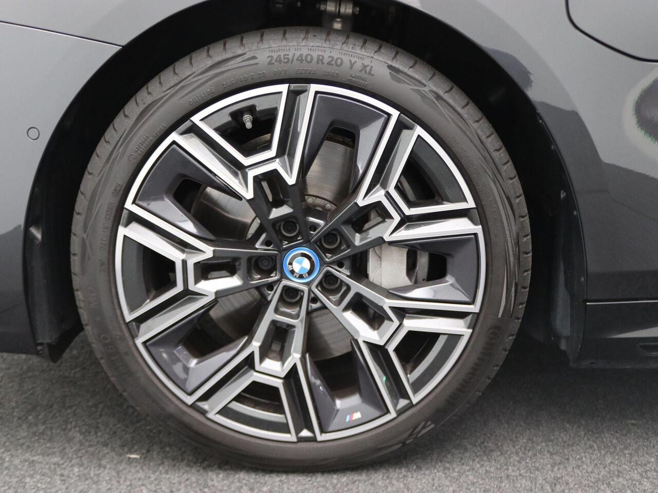 BMW 5-SERIE Touring 550e xDrive M Sportpakket | Innovation Pack | Travel Pack | Comfort Pack | Trekhaak | Panoramadak | Driving Assistant Professional | Harman-Kardon | 20''