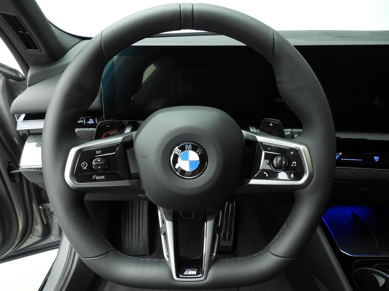 BMW 5-SERIE Touring 520d | M-Sportpakket | LED | HUD | Trekhaak | Active cruise | Keyles go | DAB | Harman-kardon sound | Alu 20 inch