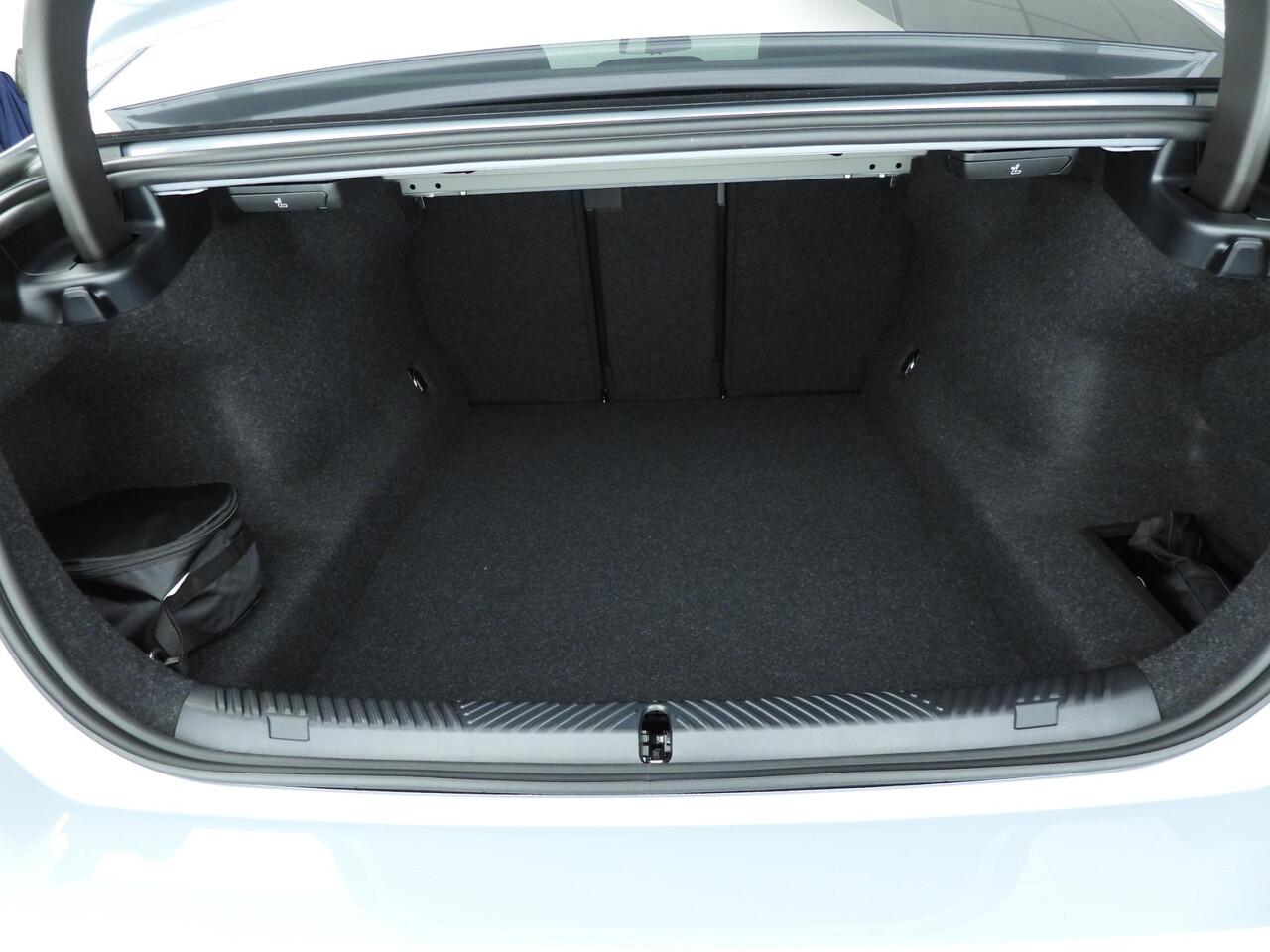 BMW 5-SERIE Sedan 520d | M-Sportpakket | LED | Leder | HUD | Trekhaak | Schuifdak | Active cruise | DAb | Bowers & Wilkins sound | Alu 21 inch | Ekris Selection