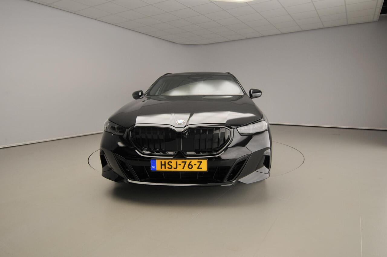 BMW 5-SERIE Touring 520d | M-Sportpakket | LED | HUD | Trekhaak | Active cruise | Keyles go | DAB | Harman-kardon sound | Alu 20 inch