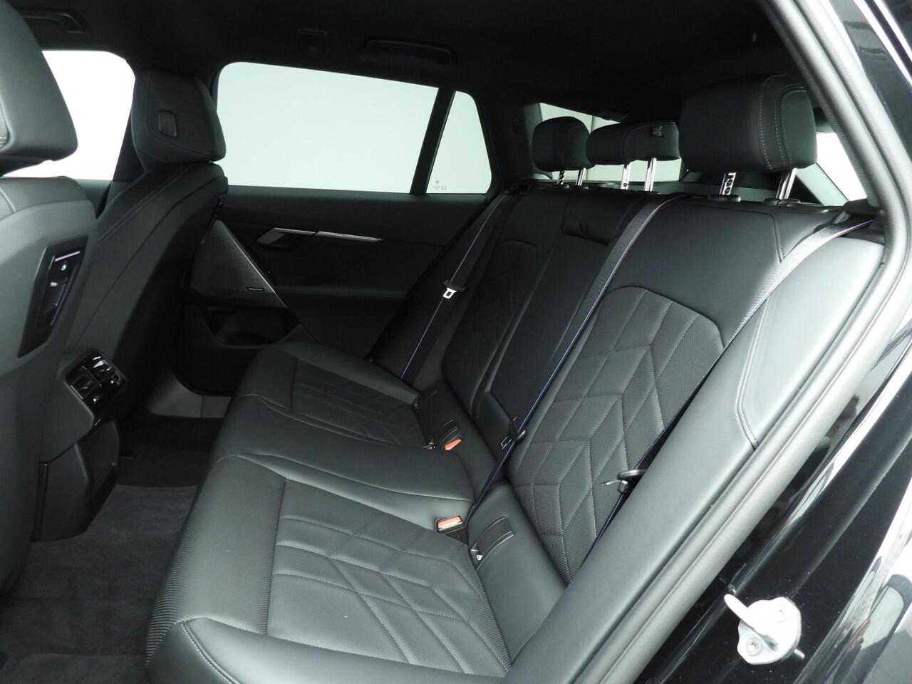 BMW 5-SERIE Touring 520d | M-Sportpakket | LED | HUD | Trekhaak | Active cruise | Keyles go | DAB | Harman-kardon sound | Alu 20 inch