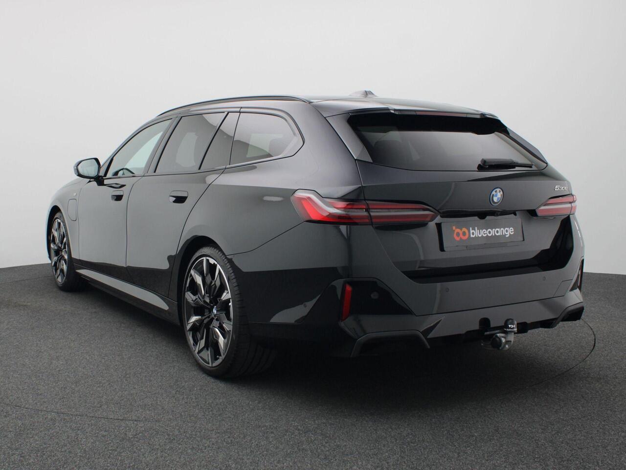 BMW 5-SERIE Touring 530e M Sport Edition 299PK AUT. Panoramadak, Keyless, Memorystoel, Head-Up Display, Elektr. Achterklep, Stoelverwarming+Koeling, Stuurverwarming, Volleder, Trekhaak, 21" LM Velgen