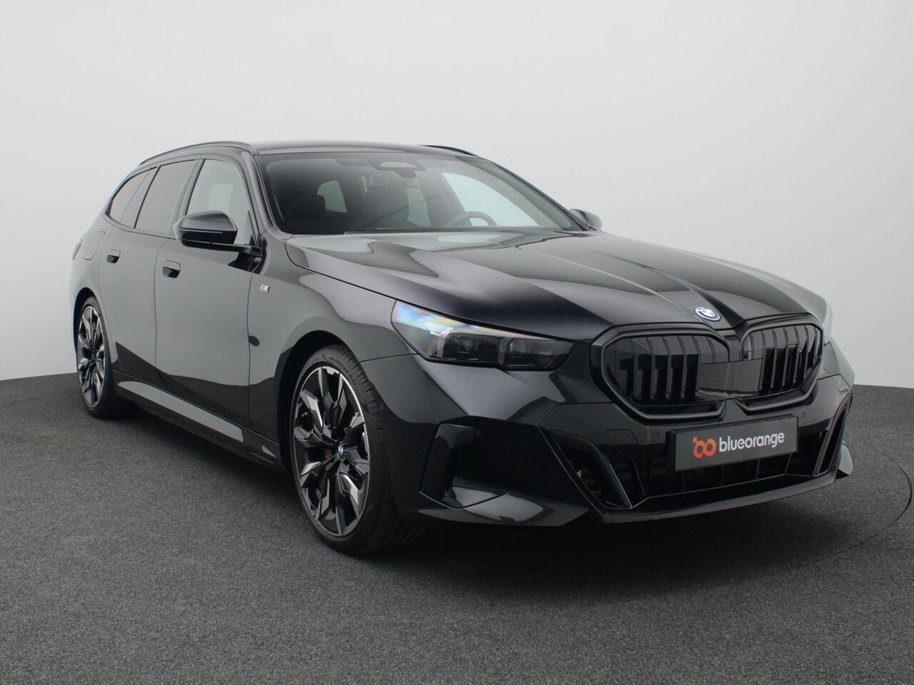 BMW 5-SERIE Touring 530e M Sport Edition 299PK AUT. Panoramadak, Keyless, Memorystoel, Head-Up Display, Elektr. Achterklep, Stoelverwarming+Koeling, Stuurverwarming, Volleder, Trekhaak, 21" LM Velgen