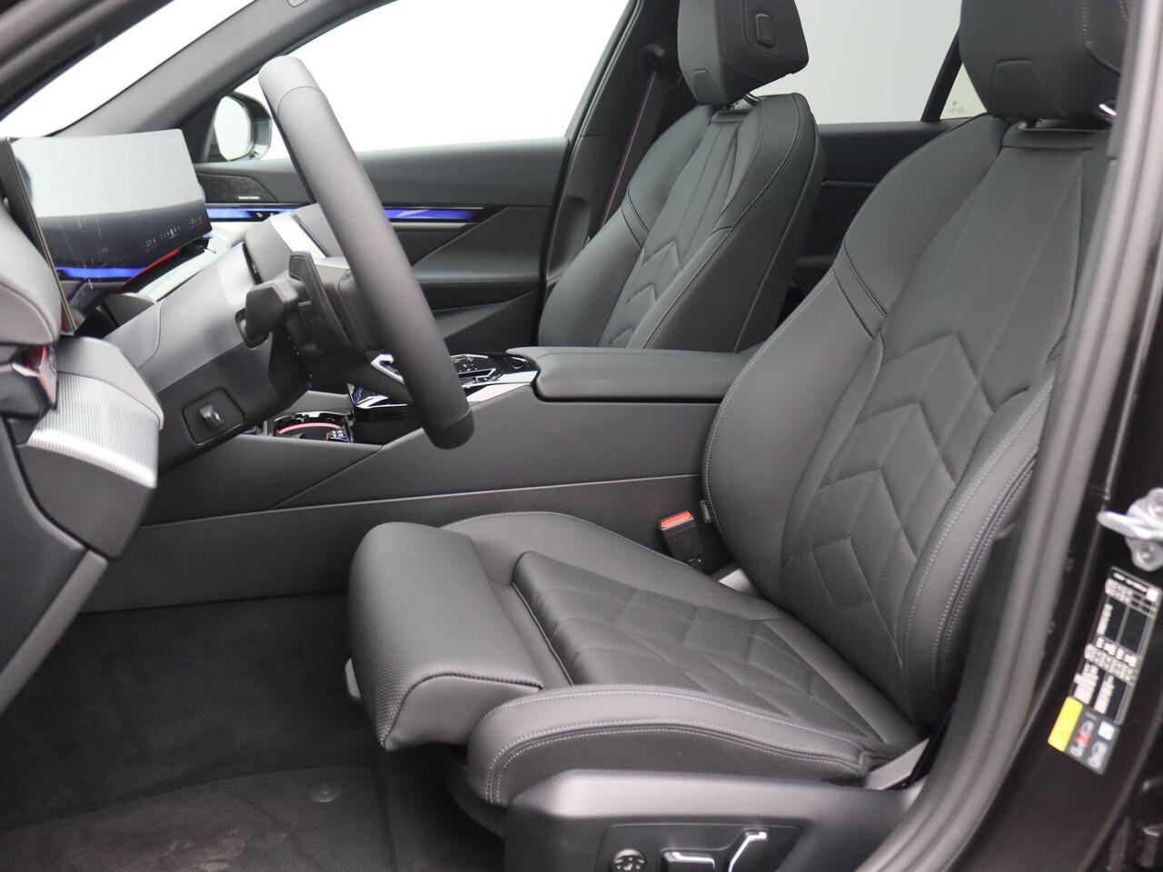 BMW 5-SERIE Touring 530e M Sport Edition 299PK AUT. Panoramadak, Keyless, Memorystoel, Head-Up Display, Elektr. Achterklep, Stoelverwarming+Koeling, Stuurverwarming, Volleder, Trekhaak, 21" LM Velgen