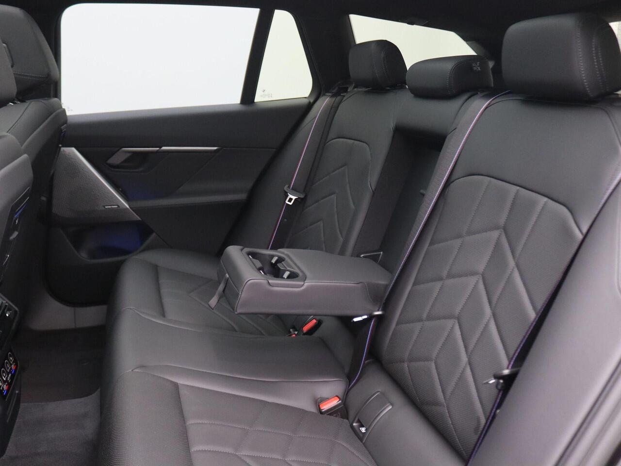 BMW 5-SERIE Touring 530e M Sport Edition 299PK AUT. Panoramadak, Keyless, Memorystoel, Head-Up Display, Elektr. Achterklep, Stoelverwarming+Koeling, Stuurverwarming, Volleder, Trekhaak, 21" LM Velgen