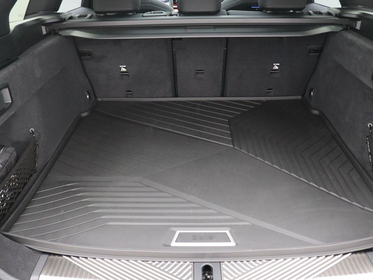 BMW 5-SERIE Touring 530e M Sport Edition 299PK AUT. Panoramadak, Keyless, Memorystoel, Head-Up Display, Elektr. Achterklep, Stoelverwarming+Koeling, Stuurverwarming, Volleder, Trekhaak, 21" LM Velgen