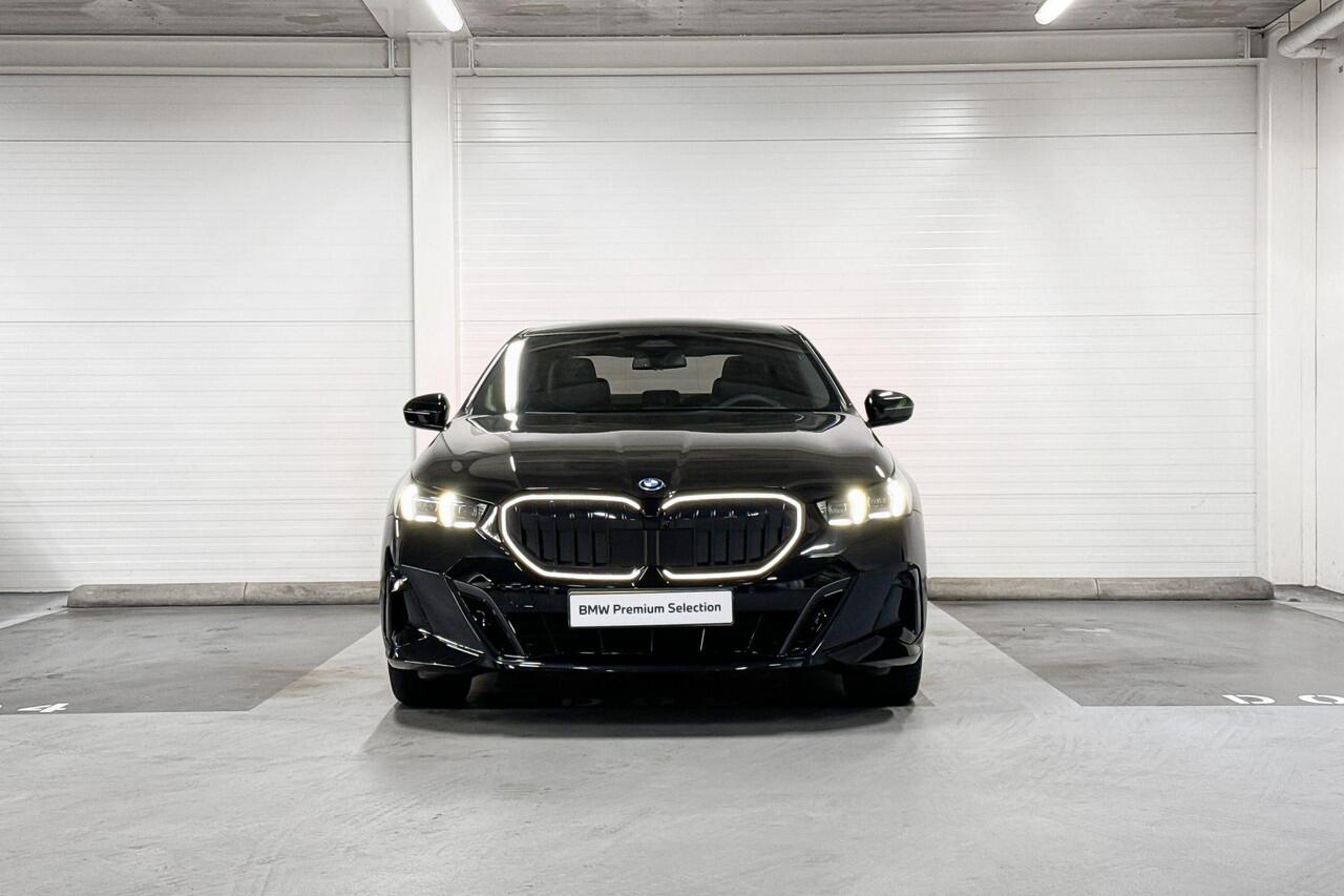 BMW 5-SERIE Sedan 530e | M-Sport Pro | Travel Pack | Innovation pack | Comfort Pack | Driving Assistant Plus | Bowers&Wilkins | Panoramadak | Comfort Access | Trekhaak | Selections