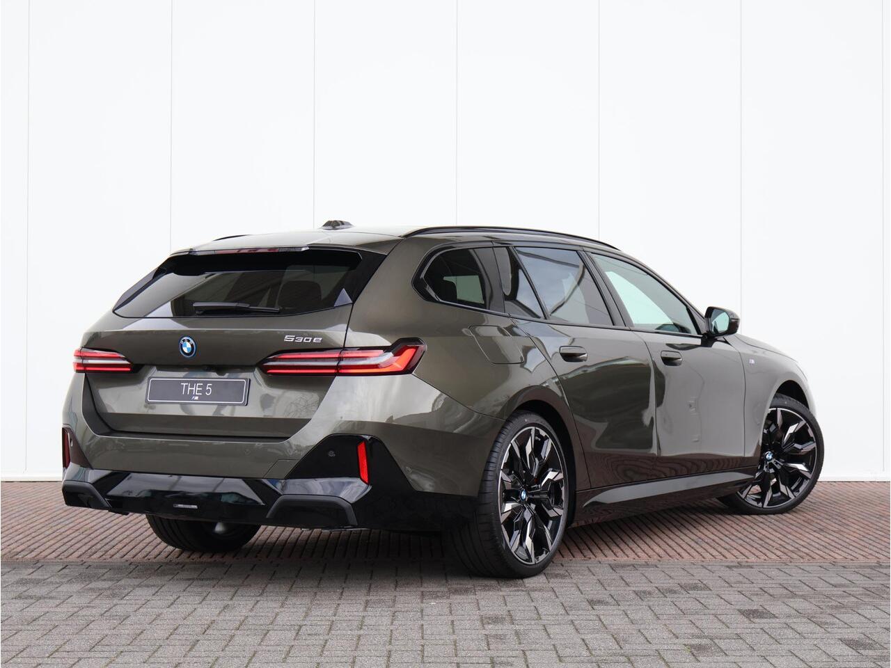 BMW 5-SERIE Touring 530e | M Sportpakket Pro | Individual Lak | Travel Pack | Comfort Pack