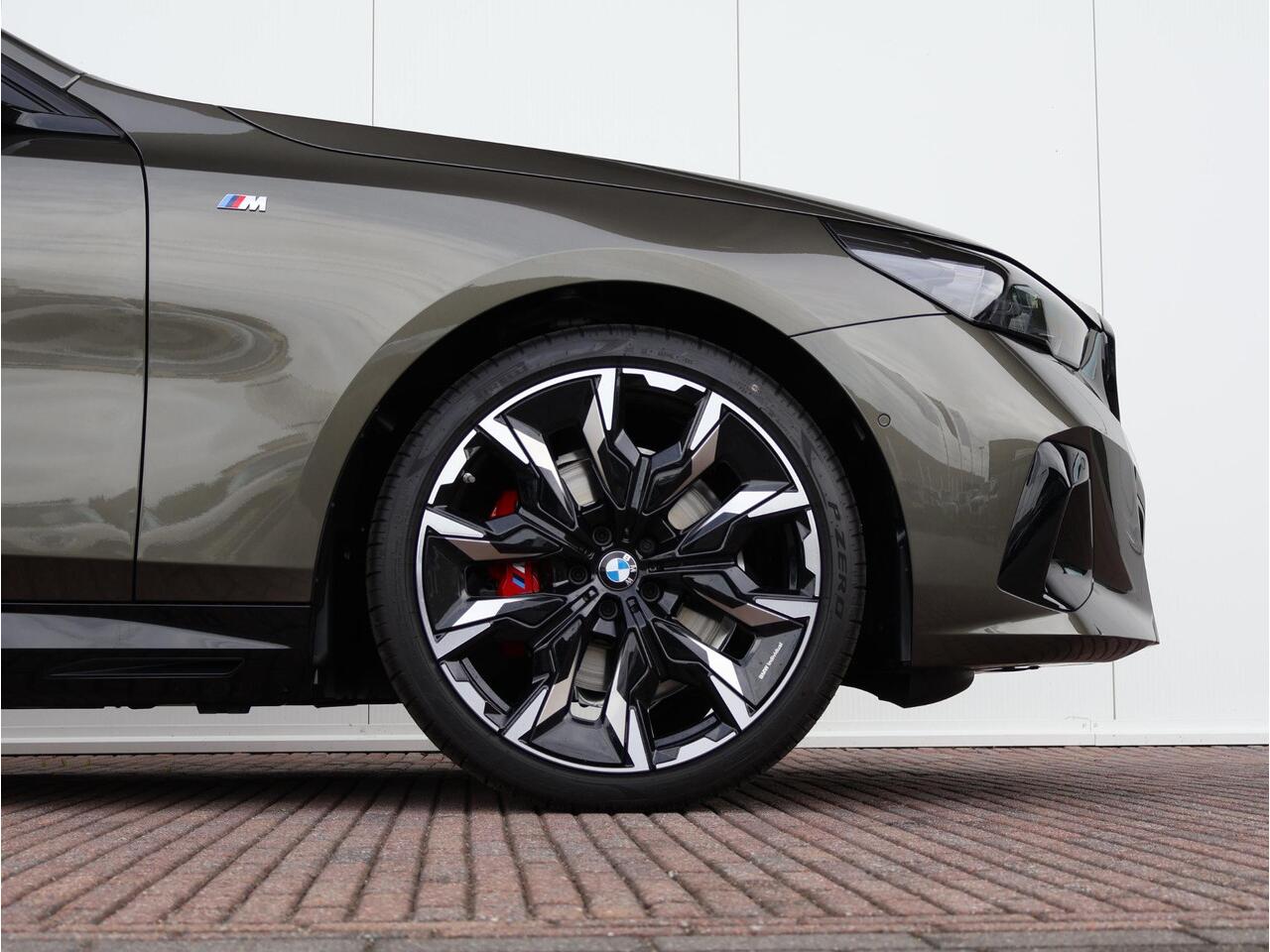 BMW 5-SERIE Touring 530e | M Sportpakket Pro | Individual Lak | Travel Pack | Comfort Pack