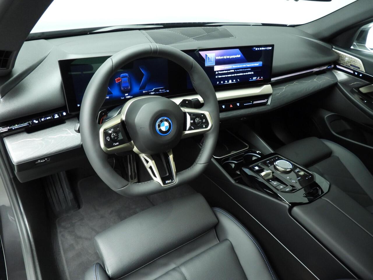 BMW 5-SERIE Sedan 530e | M-Sportpakket | LED | Navigatie | Sportstoelen | Chrome line | Active cruise | DAB | Bowers @ Wilkins sound | Alu 20 inch