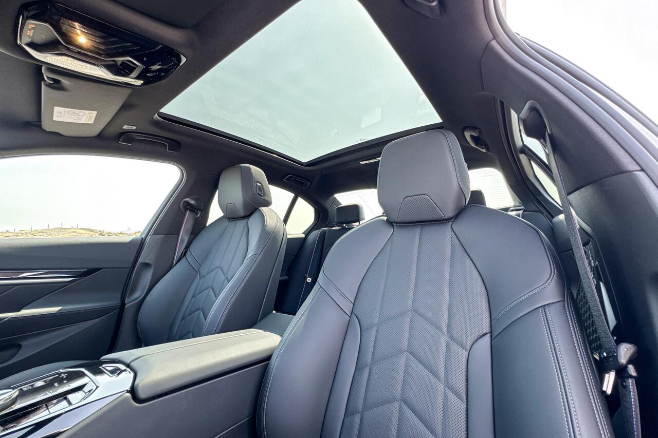 BMW 5-SERIE Sedan 550e xDrive | M Sport Pro | Glazen Panoramadak | Bowers & Wilkins | Stoelventilatie |