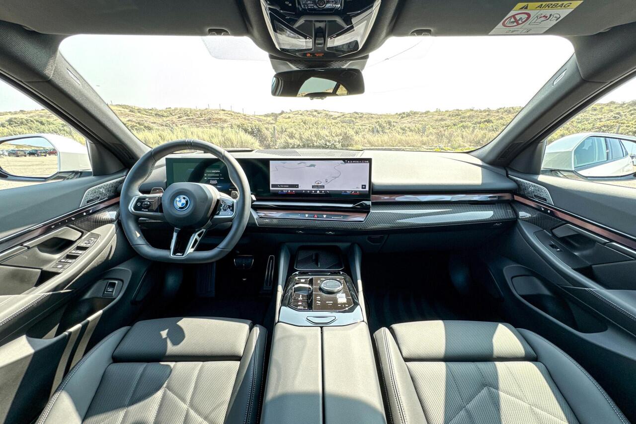 BMW 5-SERIE Sedan 550e xDrive | M Sport Pro | Glazen Panoramadak | Bowers & Wilkins | Stoelventilatie |