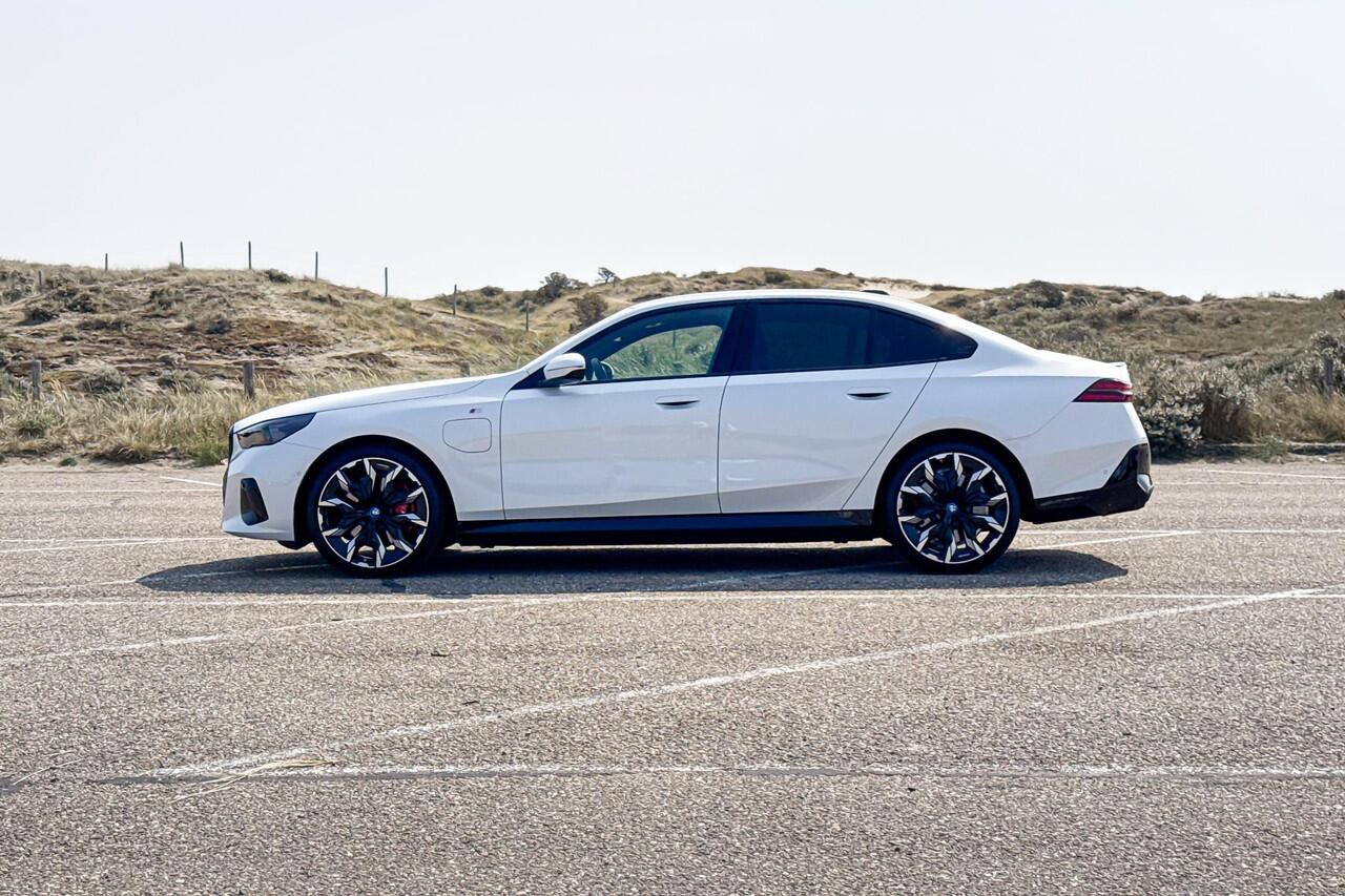 BMW 5-SERIE Sedan 550e xDrive | M Sport Pro | Glazen Panoramadak | Bowers & Wilkins | Stoelventilatie |