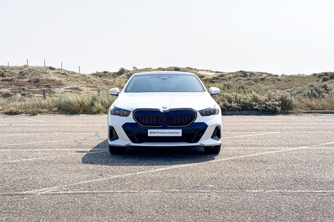 BMW 5-SERIE Sedan 550e xDrive | M Sport Pro | Glazen Panoramadak | Bowers & Wilkins | Stoelventilatie |