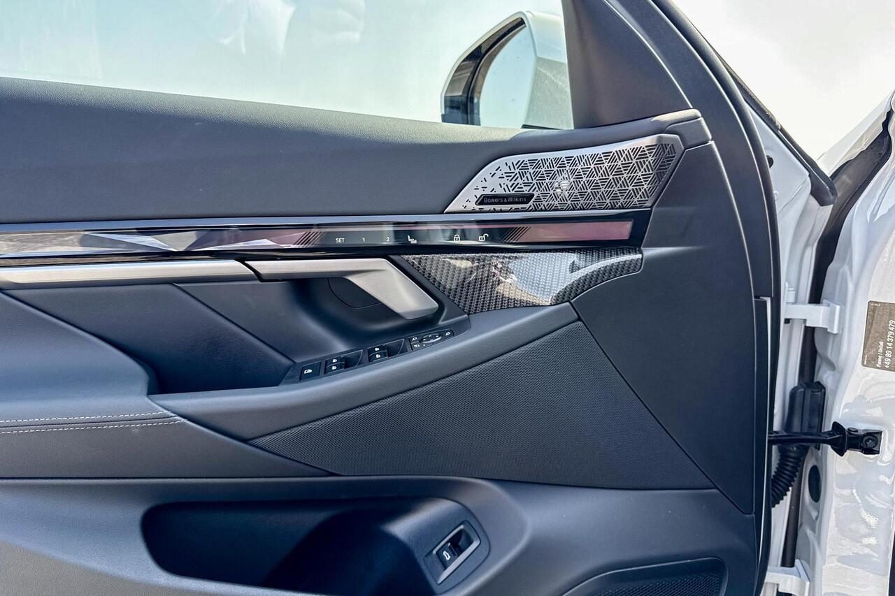 BMW 5-SERIE Sedan 550e xDrive | M Sport Pro | Glazen Panoramadak | Bowers & Wilkins | Stoelventilatie |