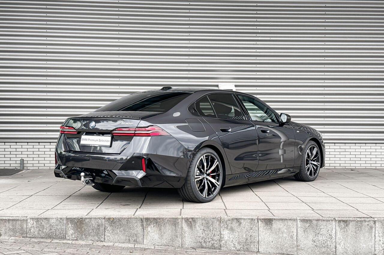 BMW 5-SERIE Sedan 530e M Sportpakket Pro / Innovation Pack / Travel Pack / Comfort Pack / Panoramadak / Trekhaak