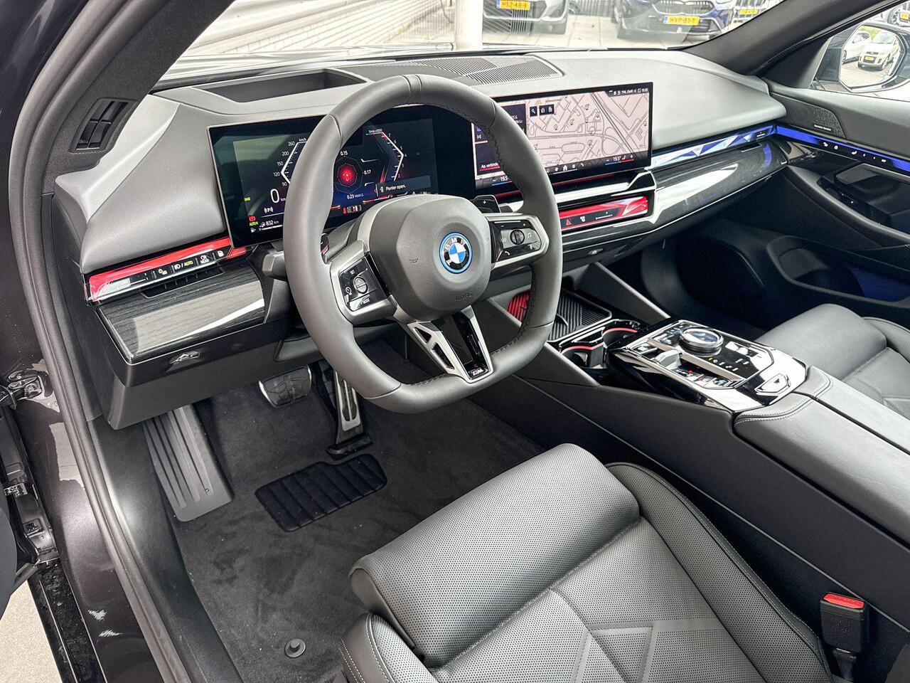 BMW 5-SERIE Sedan 530e M Sportpakket Pro / Innovation Pack / Travel Pack / Comfort Pack / Panoramadak / Trekhaak