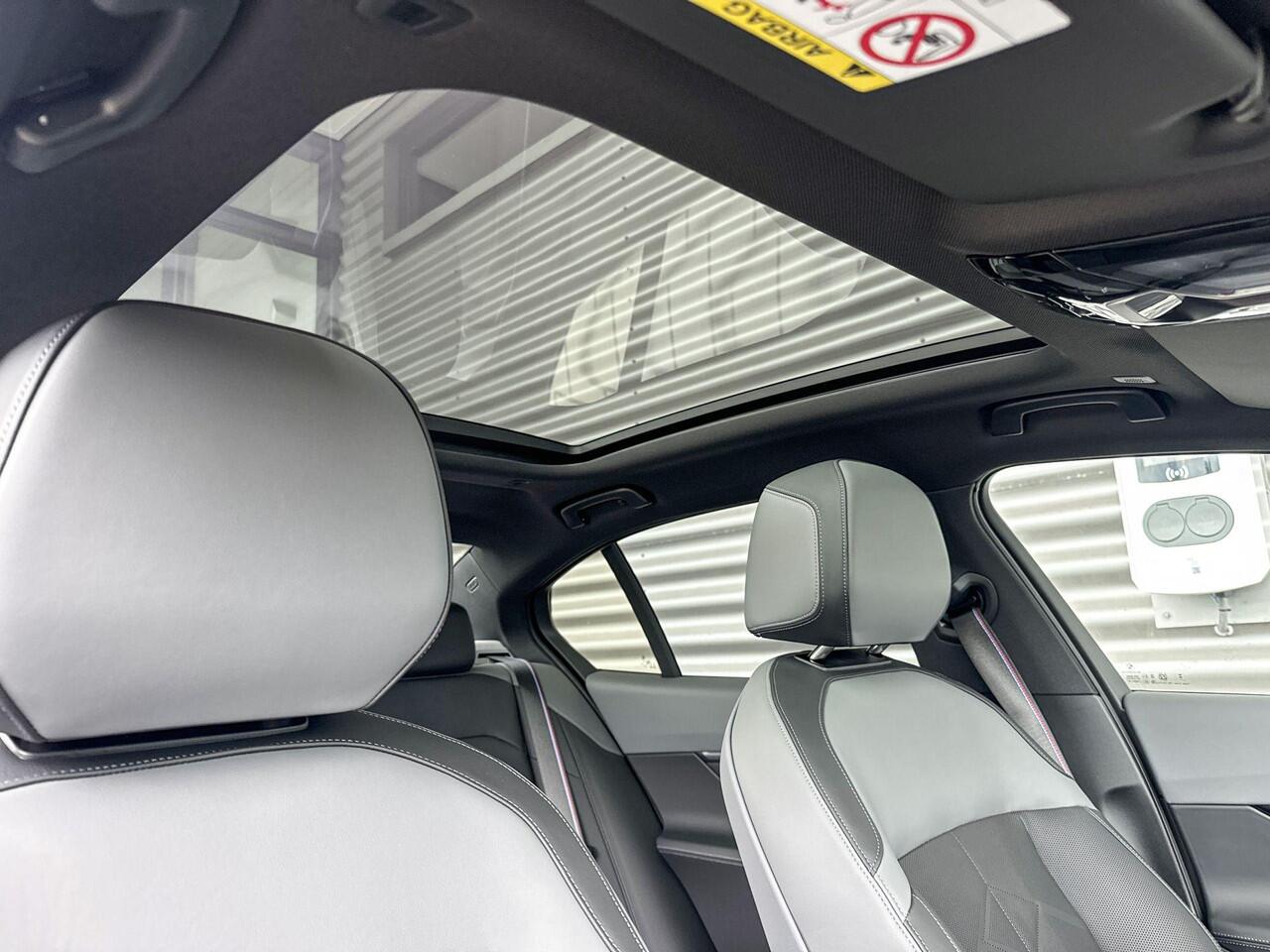 BMW 5-SERIE Sedan 530e M Sportpakket Pro / Innovation Pack / Travel Pack / Comfort Pack / Panoramadak / Trekhaak