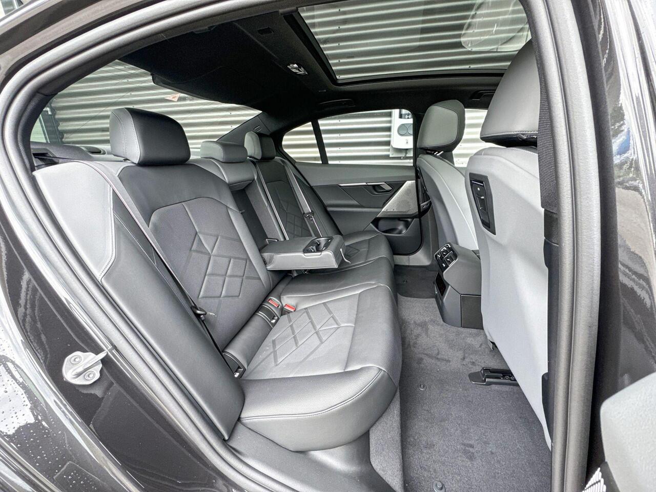 BMW 5-SERIE Sedan 530e M Sportpakket Pro / Innovation Pack / Travel Pack / Comfort Pack / Panoramadak / Trekhaak