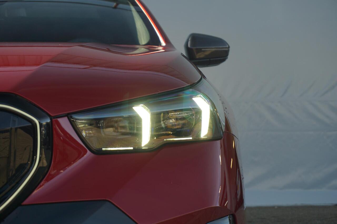 BMW 5-SERIE Touring 550e xDrive M Sportpakket Pro Panoramadak / Driving Assistant Professional / Bowers & Wilkins / Stoelventilatie / Trekhaak