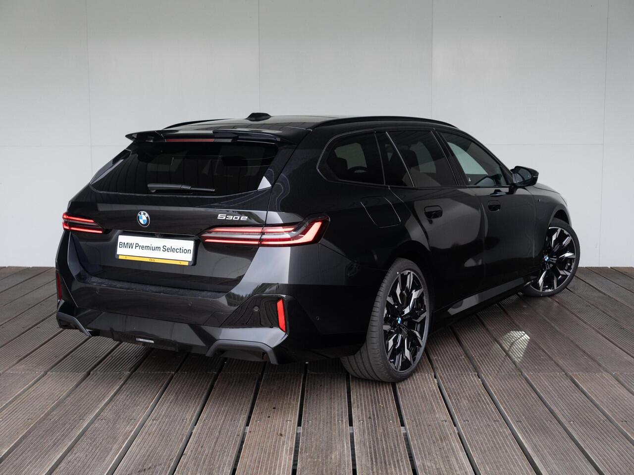 BMW 5-SERIE Touring 530e | M Sportpakket Pro | Innovation Pack | Bowers & Wilkins | Verwarmd Stuurwiel | Comfort Access | Stoelventilatie | Panoramadak | Trekhaak