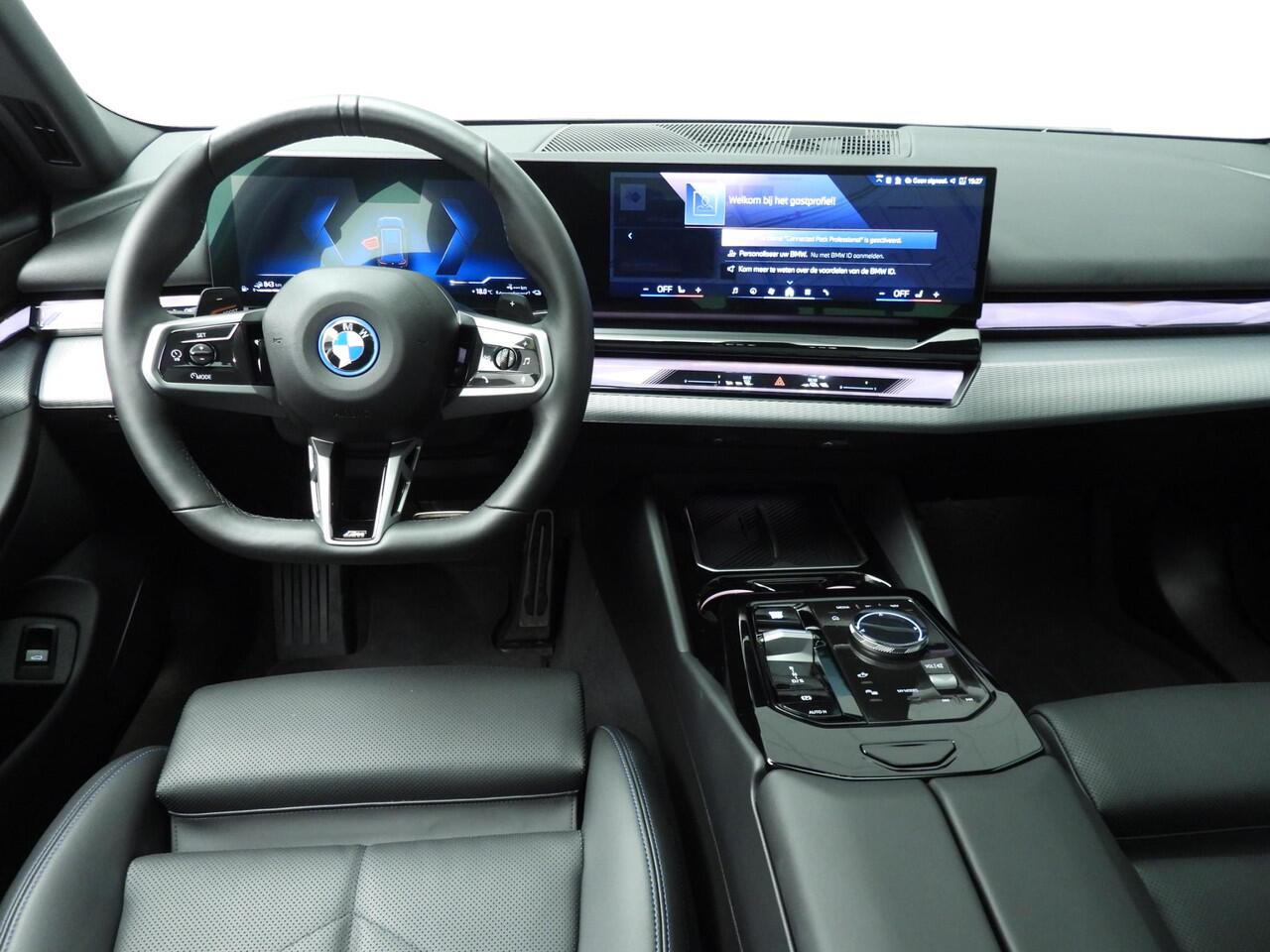 BMW 5-SERIE Touring 530e | M-Sportpakket | LED | Navigatie | Schuifdak | Trekhaak | Sportstoelen | DAB | Harman-kardon sound | Alu 19 inch