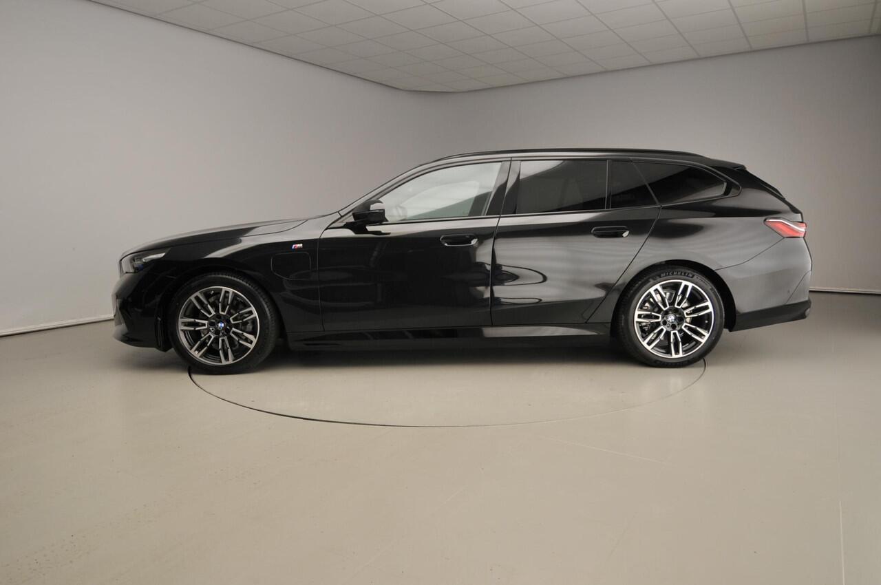 BMW 5-SERIE Touring 530e | M-Sportpakket | LED | Navigatie | Schuifdak | Trekhaak | Sportstoelen | DAB | Harman-kardon sound | Alu 19 inch