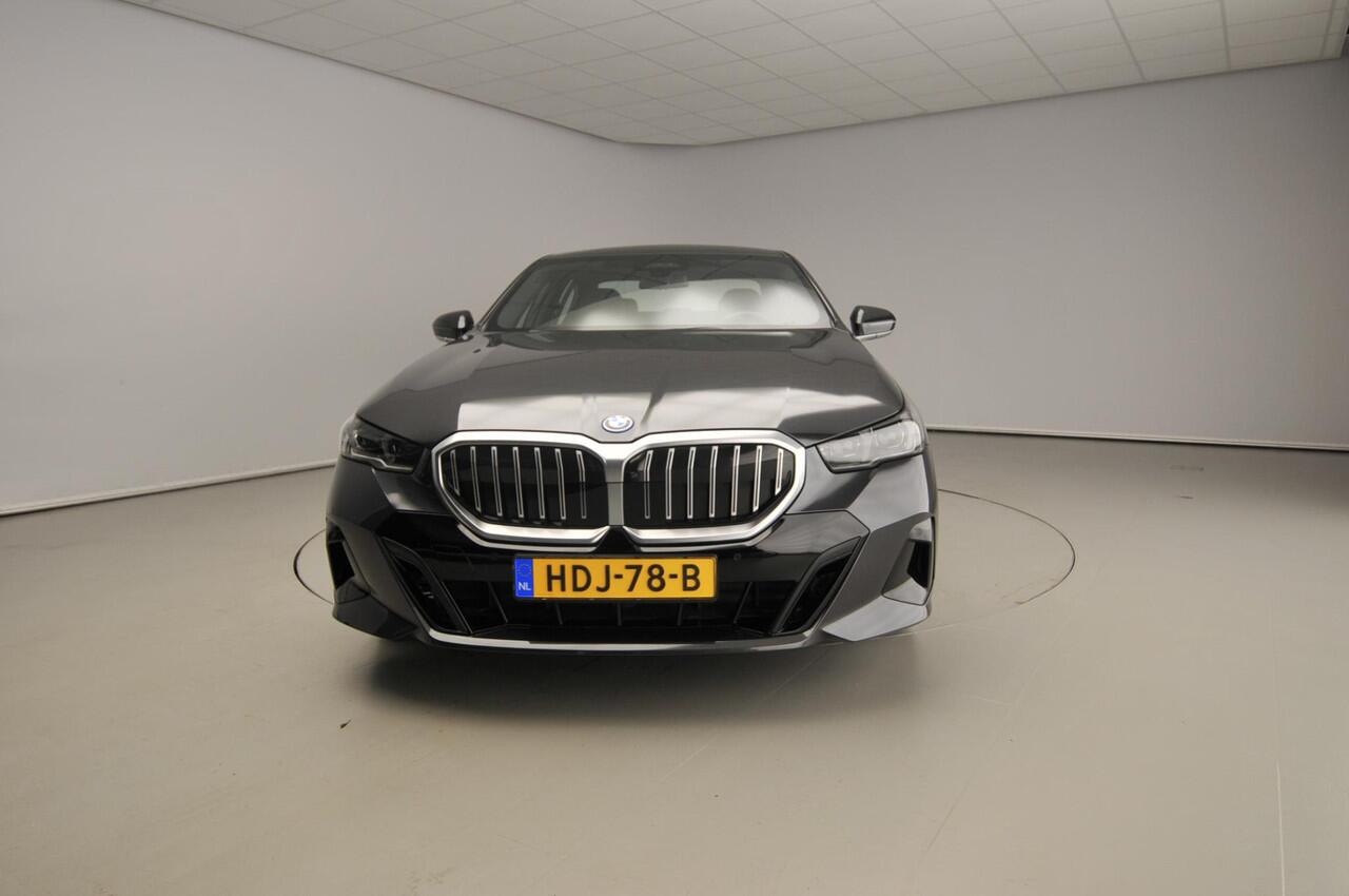 BMW 5-SERIE Sedan 530e | M-Sportpakket | LED | HUD | Schuifdak | Active cruise | Comfortzetels | DAB | Harman-kardon sound | Alu 20 inch