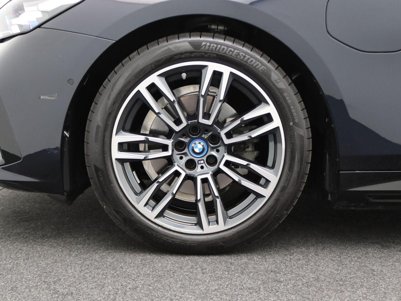 BMW 5-SERIE Sedan 530e M Sportpakket | Achteruitrijcamera | Driving Assistant | 19"