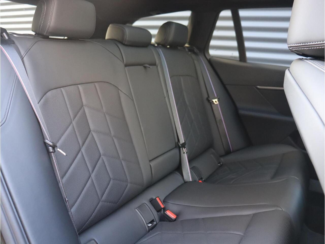 BMW 5-SERIE Sedan 530e | M Sportpakket Pro | Panodak | Driving Assistant Prof. | Trekhaak | Bowers & Wilkins | Head-Up | Parking Assistant Plus | Stoelventilatie | 21'' LMV