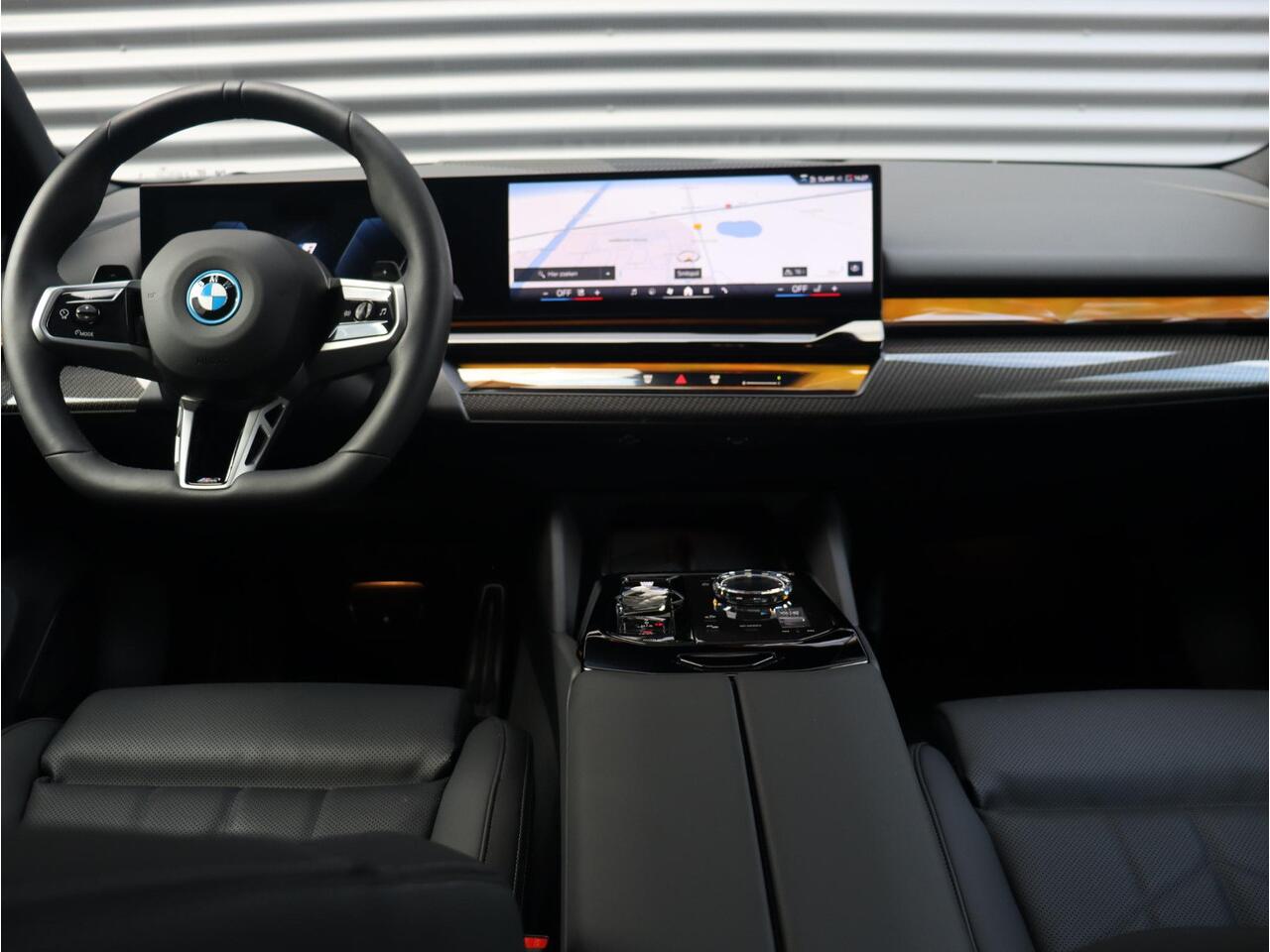 BMW 5-SERIE Sedan 530e | M Sportpakket Pro | Panodak | Driving Assistant Prof. | Trekhaak | Bowers & Wilkins | Head-Up | Parking Assistant Plus | Stoelventilatie | 21'' LMV