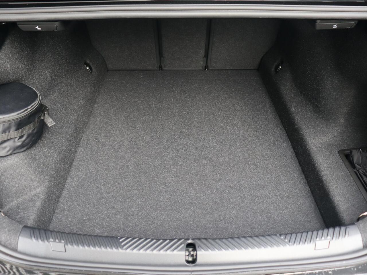 BMW 5-SERIE Sedan 530e | M Sportpakket Pro | Panodak | Driving Assistant Prof. | Trekhaak | Bowers & Wilkins | Head-Up | Parking Assistant Plus | Stoelventilatie | 21'' LMV