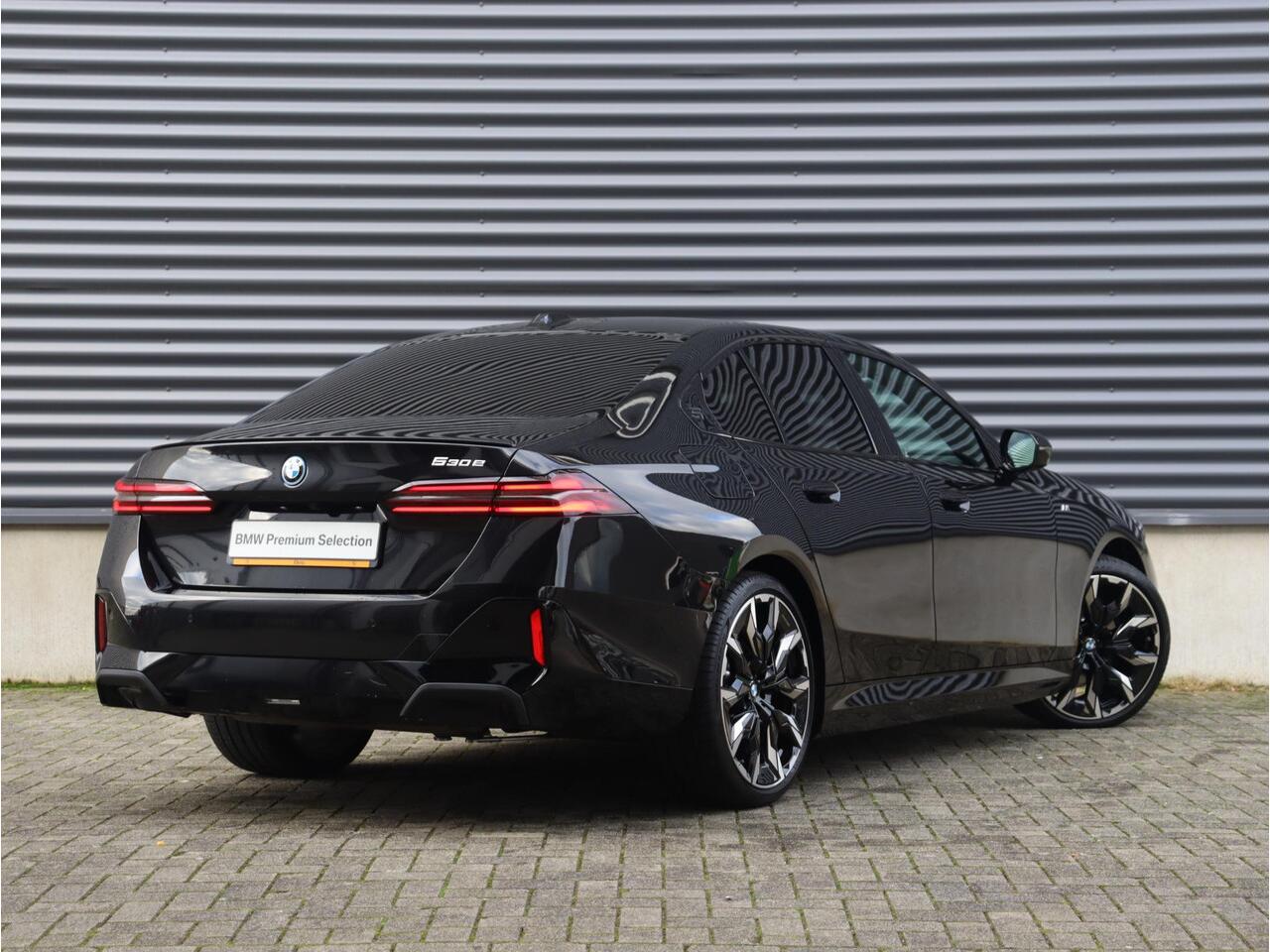 BMW 5-SERIE Sedan 530e | M Sportpakket Pro | Panodak | Driving Assistant Prof. | Trekhaak | Bowers & Wilkins | Head-Up | Parking Assistant Plus | Stoelventilatie | 21'' LMV